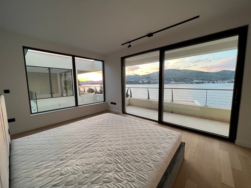 Bedroom with corner window and terrace door to the sea