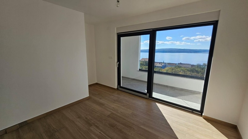 Room with sliding door to balcony and sea view in Dramalj - H2197