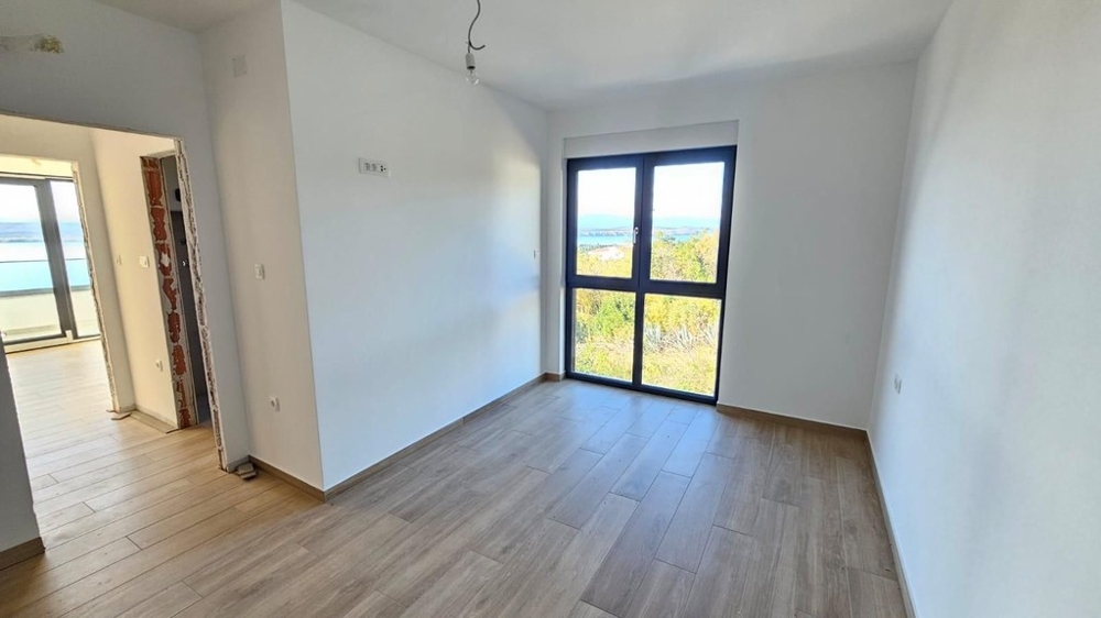 Room with laminate flooring and French doors in the new building in Dramalj - H2197