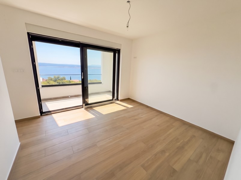 Bedroom with balcony and sea view in the house in Dramalj - H2197