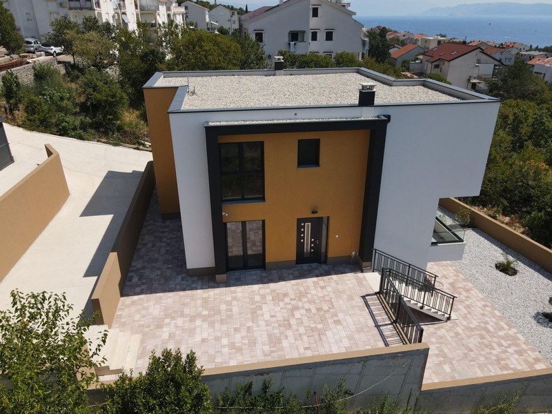 Entrance side of the house in Dramalj with house entrance and forecourt - H2197