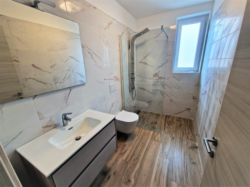 Modern bathroom.
