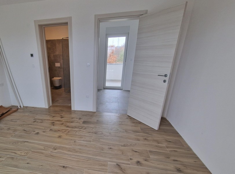 Room and view of the toilet on the ground floor