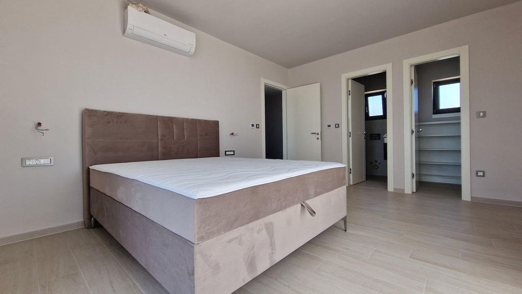 Bedroom with access to the bathroom