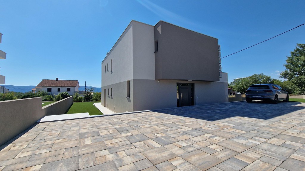 Courtyard with paving and entrance