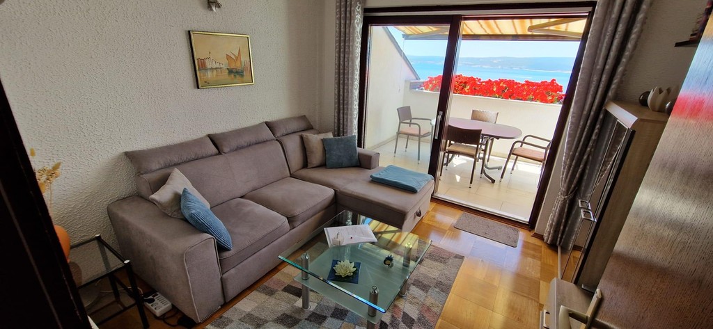 Bright living room with access to the terrace