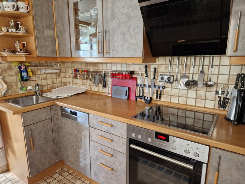 Kitchen with ceramic hob and extractor hood