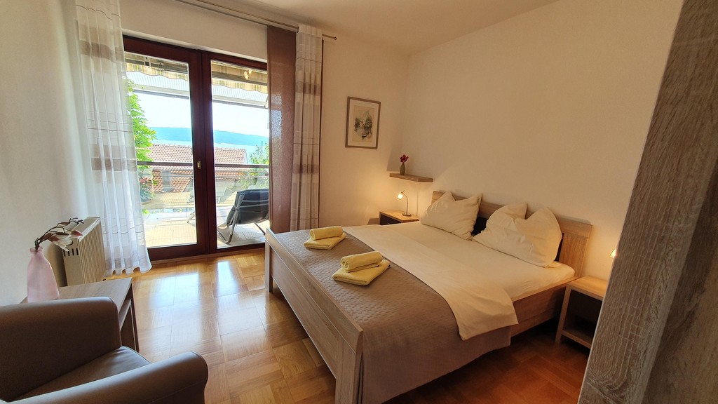 Bedroom with access to the balcony
