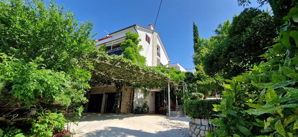 View of the house from the garden with pergola