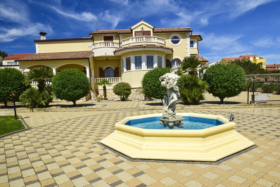 Villa with a fountain in the driveway - Panorama Scouting Real Estate Croatia.