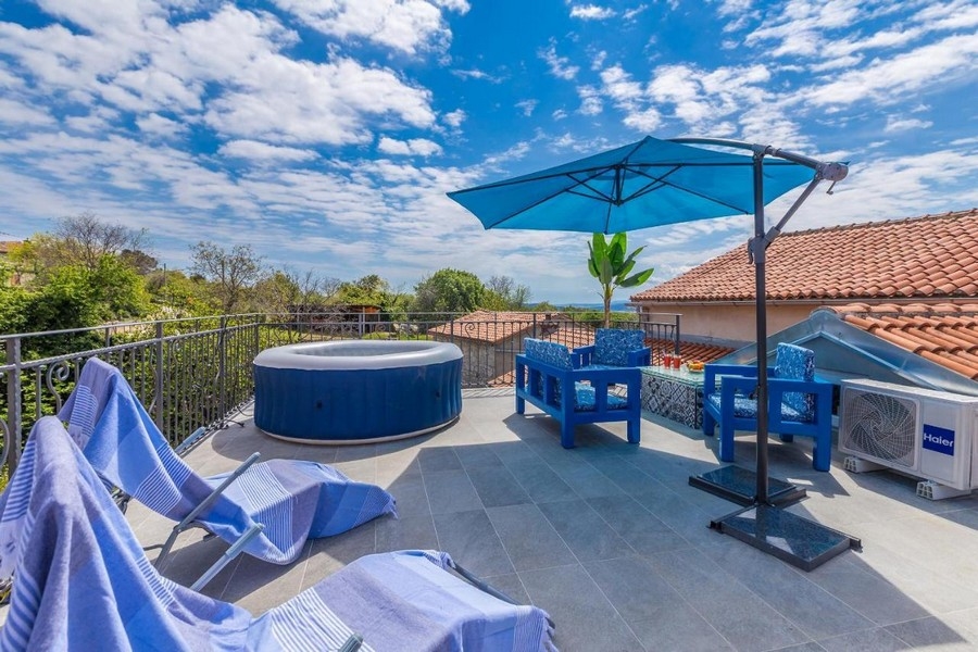 Roof terrace of property H2661 for sale on the island of Krk in Croatia - Panorama Scouting.