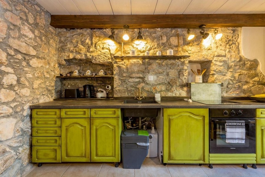 Mediterranean kitchen in rustic country house style - Panorama Scouting H2661 in Croatia.