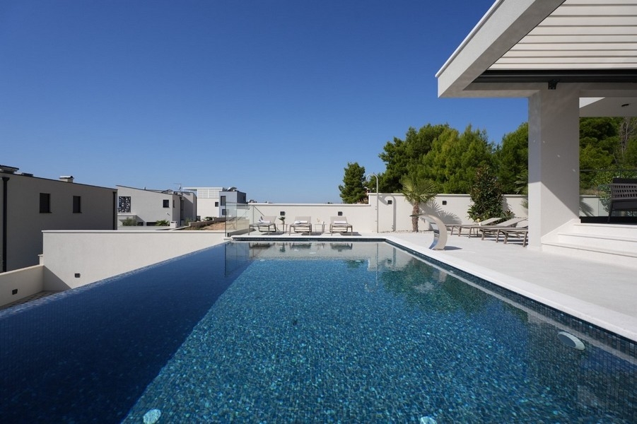 Swimming pool of Villa H2679 in Croatia - Panorama Scouting.