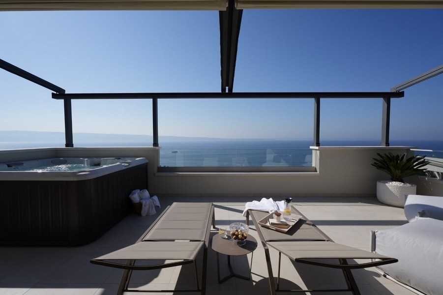 Bedroom with terrace and sea view - Villa 2679, Croatia - Panorama Scouting.