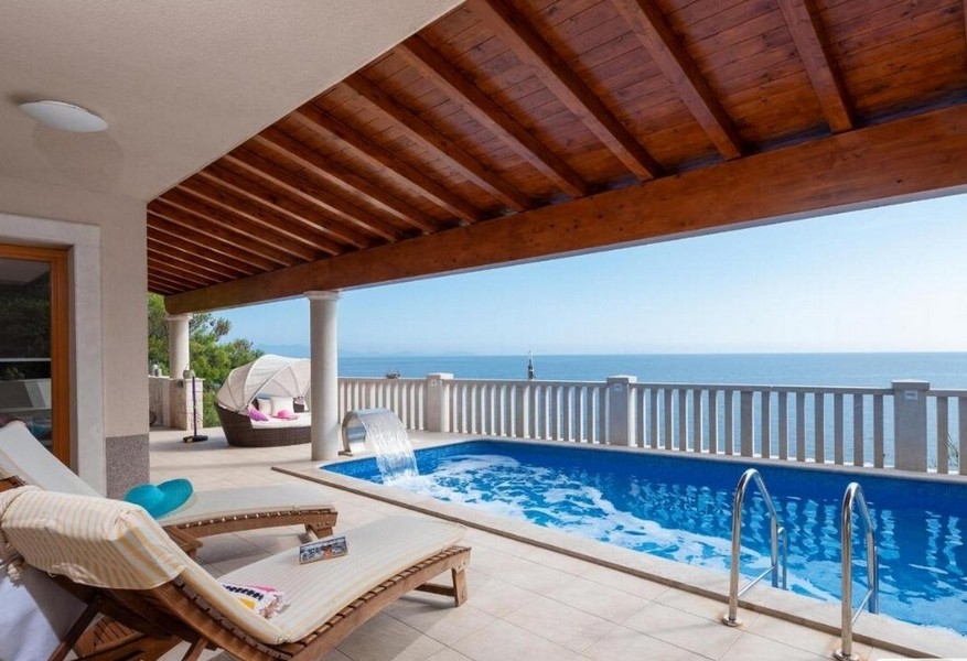 Terrace with swimming pool of property H2689 in Croatia.