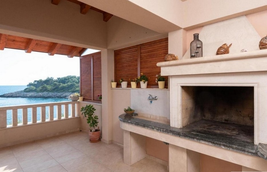 Barbecue grill of property H2689 - seafront properties on Korcula in Croatia.
