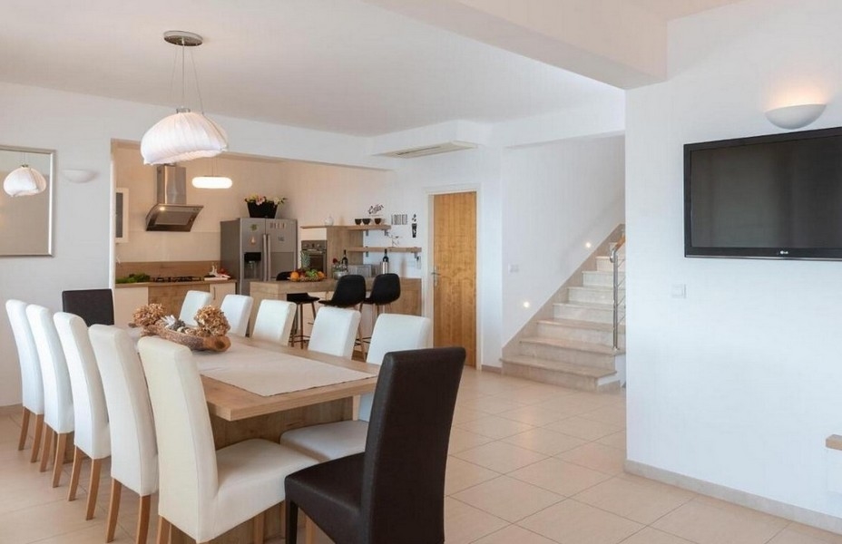 View of the modern and bright dining area of ​​the property.
