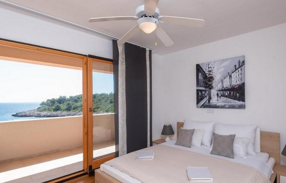 The attractive bedroom overlooks the sea and the picturesque bay.