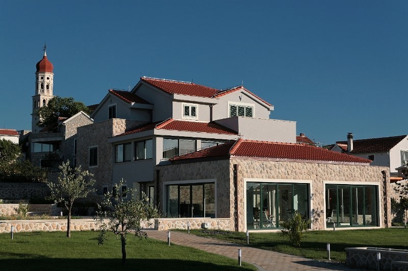 The luxury property for sale on the island of Murter has a plot of approximately 2,900m²