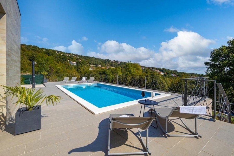 High quality villa with large terrace and pool