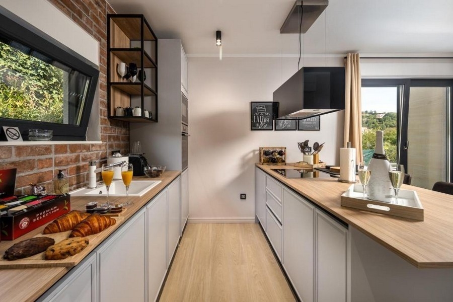 High-quality open and bright kitchen