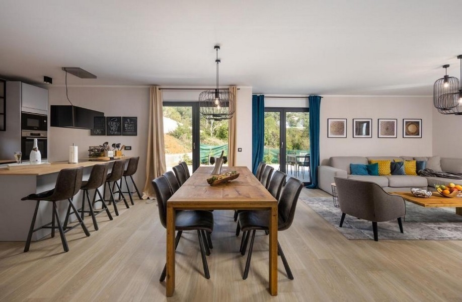 Large kitchen-living room with access to the terrace