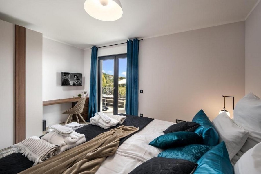 Bedroom with access to the terrace with sea views