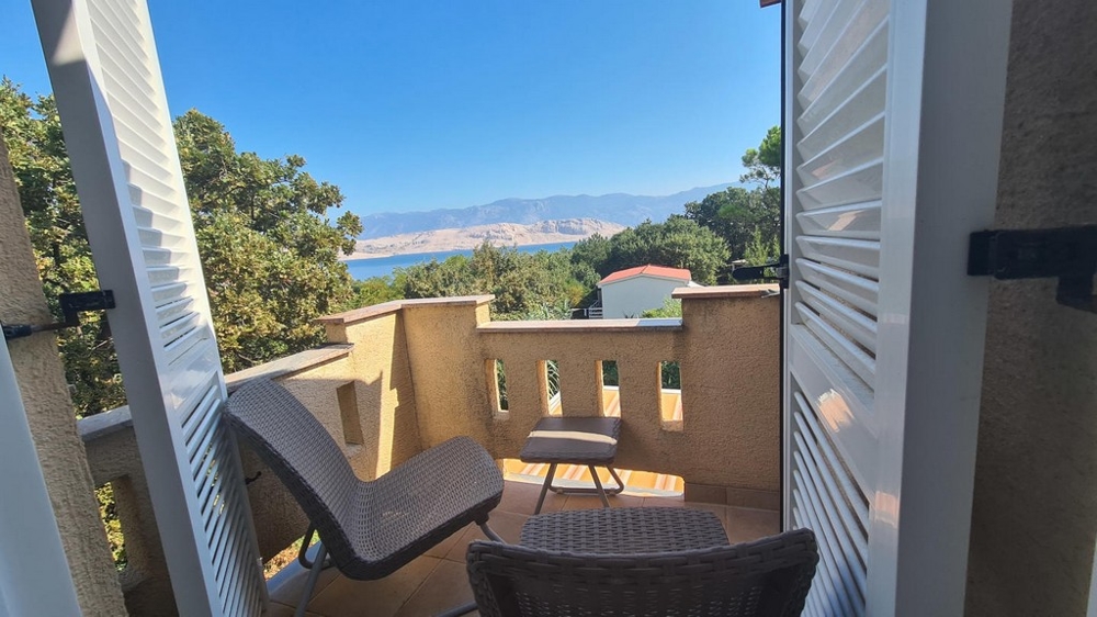 Terrace overlooking the sea 130 meters away - island of Pag
