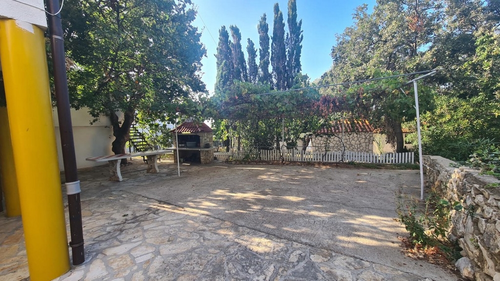 Large garden with barbecue and a total of 8 parking spaces