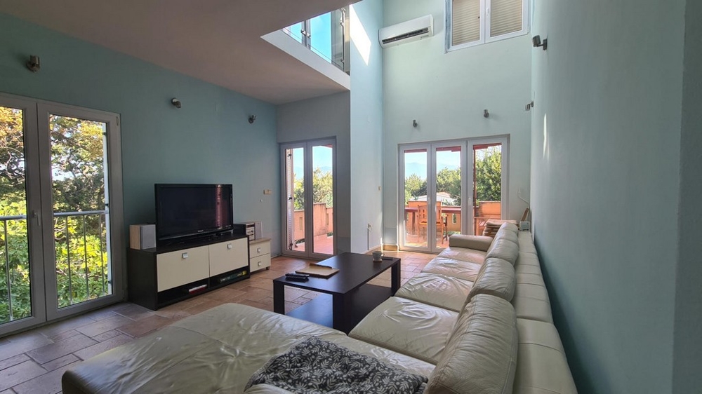 Bright living room with access to the garden and terrace