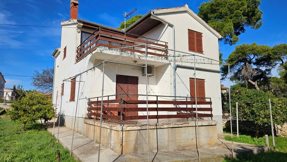 Spacious property in Croatia with a large garden and old trees, presented by Panorama Scouting.
