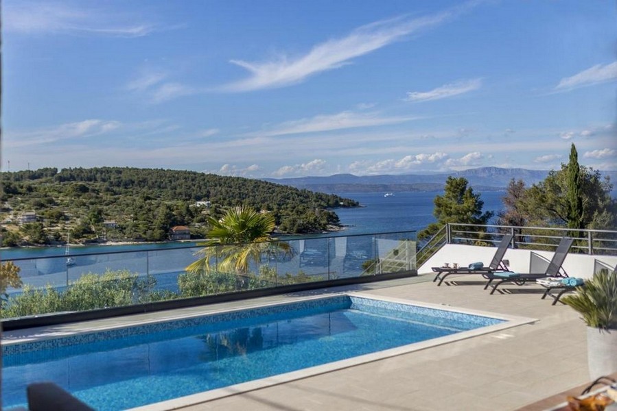 Buy villa Croatia - panoramic scouting with pool and sea views on the island of Solta.