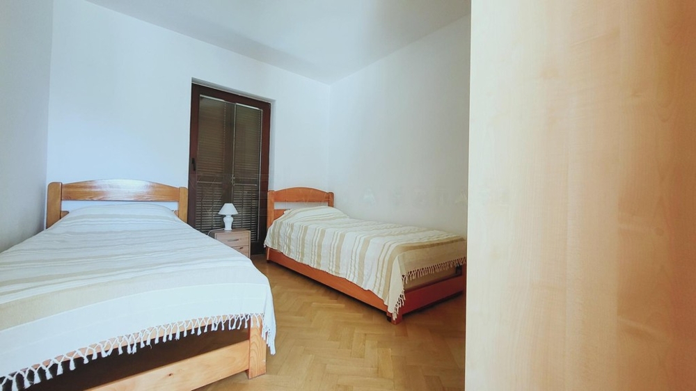 Bedroom with two beds and parquet floor