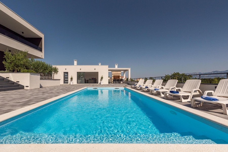 Swimming pool of Villa H3468 in Croatia - Panorama Scouting.