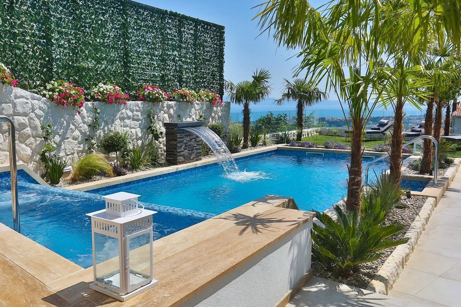 Swimming pool and sea view of the luxury property H3515 in Split, Croatia - Panorama Scouting.