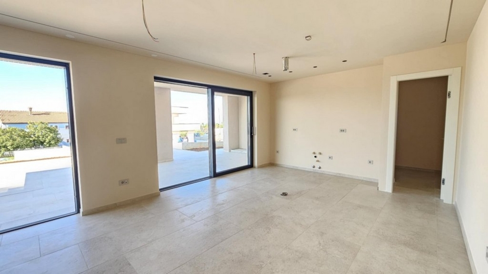 Open living and cooking area with access to the terrace, villa in Porec