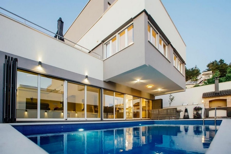 Buy villa with swimming pool at Split in Croatia - Panorama Scouting H3527.