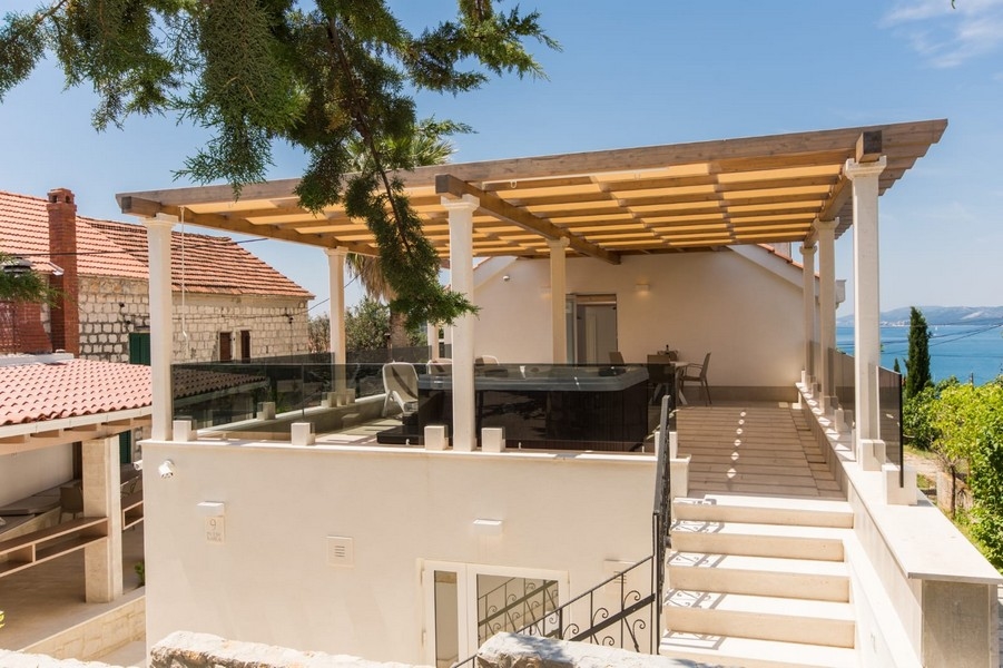 Buy a house on the island of Ciovo in Croatia - Panorama Scouting H3586.