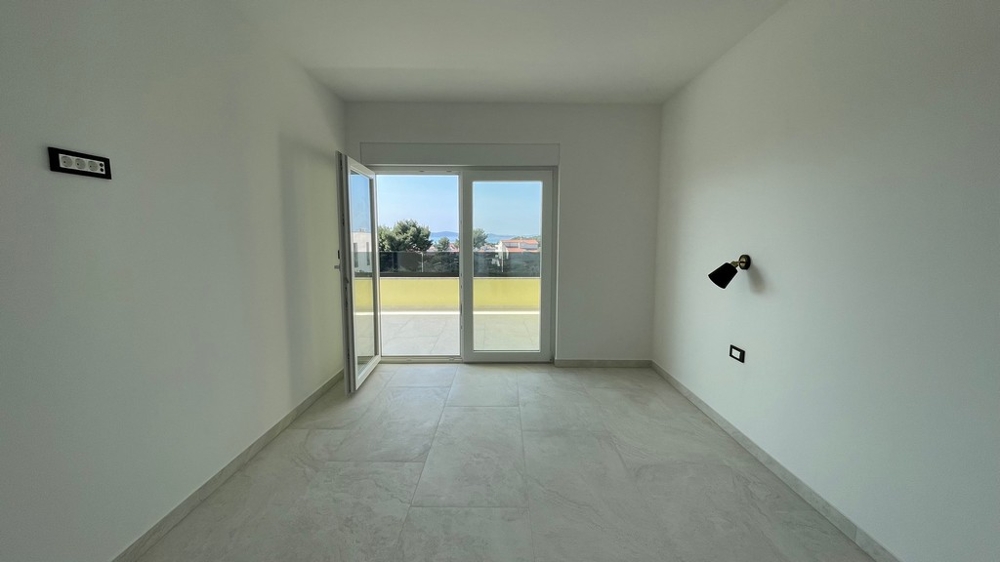 Room with exit to the terrace
