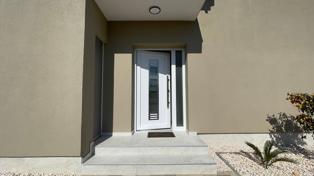 Entrance to the semi-detached house H3604