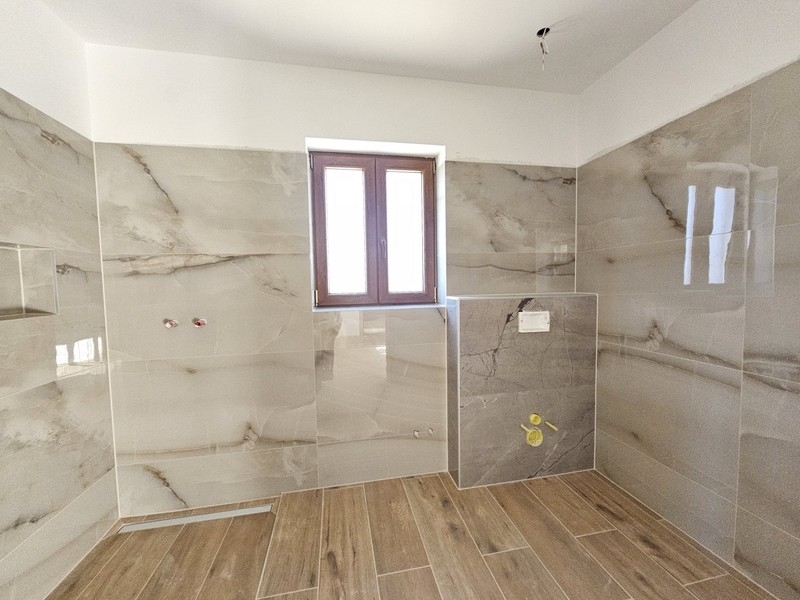Modern bathroom.