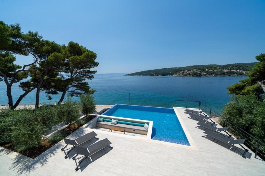 View of the pool and the sea - property H3648 in Croatia.