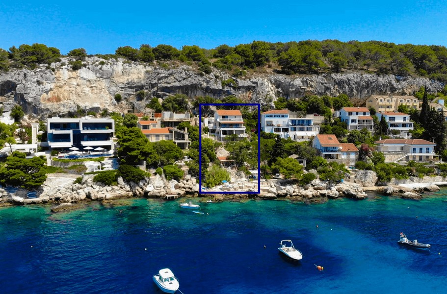Buy villa in the city of Hvar by the sea - panorama scouting.