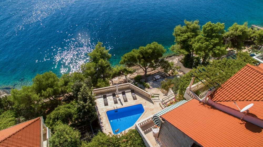 Real Estate in the 1st Row to the Sea in Croatia