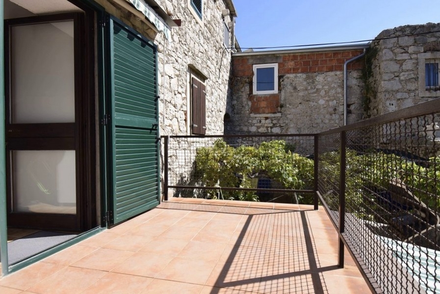 Terrace of the stone house H3689, which can be bought in Kraotia.
