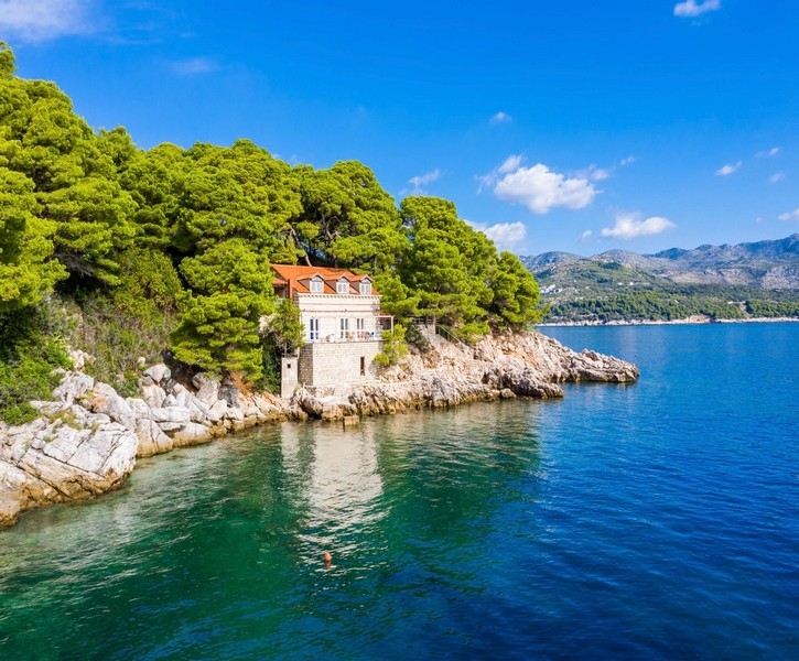Real estate Croatia - right by the sea.