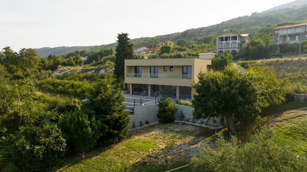 Modern villa in a green and quiet location in Istria for sale.