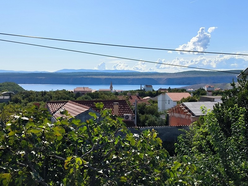 Sea view of the house H3714, which is available in Croatia.