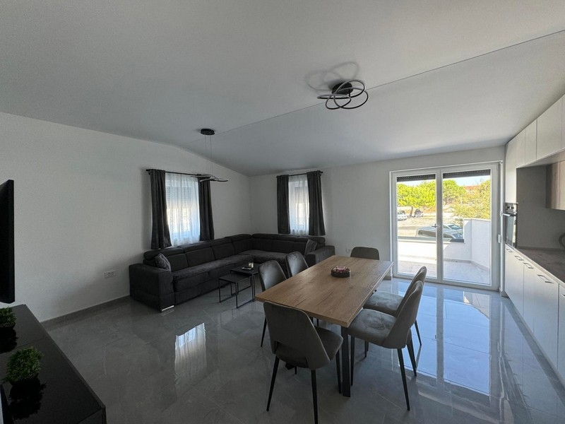 Modern living room with a view of the terrace.