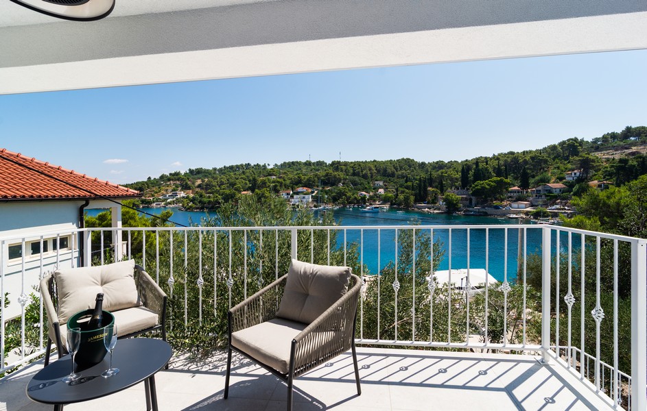 House right by the sea for sale on Solta, Dalmatia.
